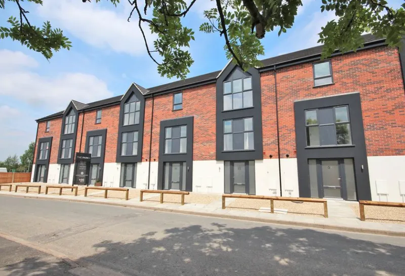 Luxury 4 Bed House // Private Parking //Aug 2026 - Thumbnail 6